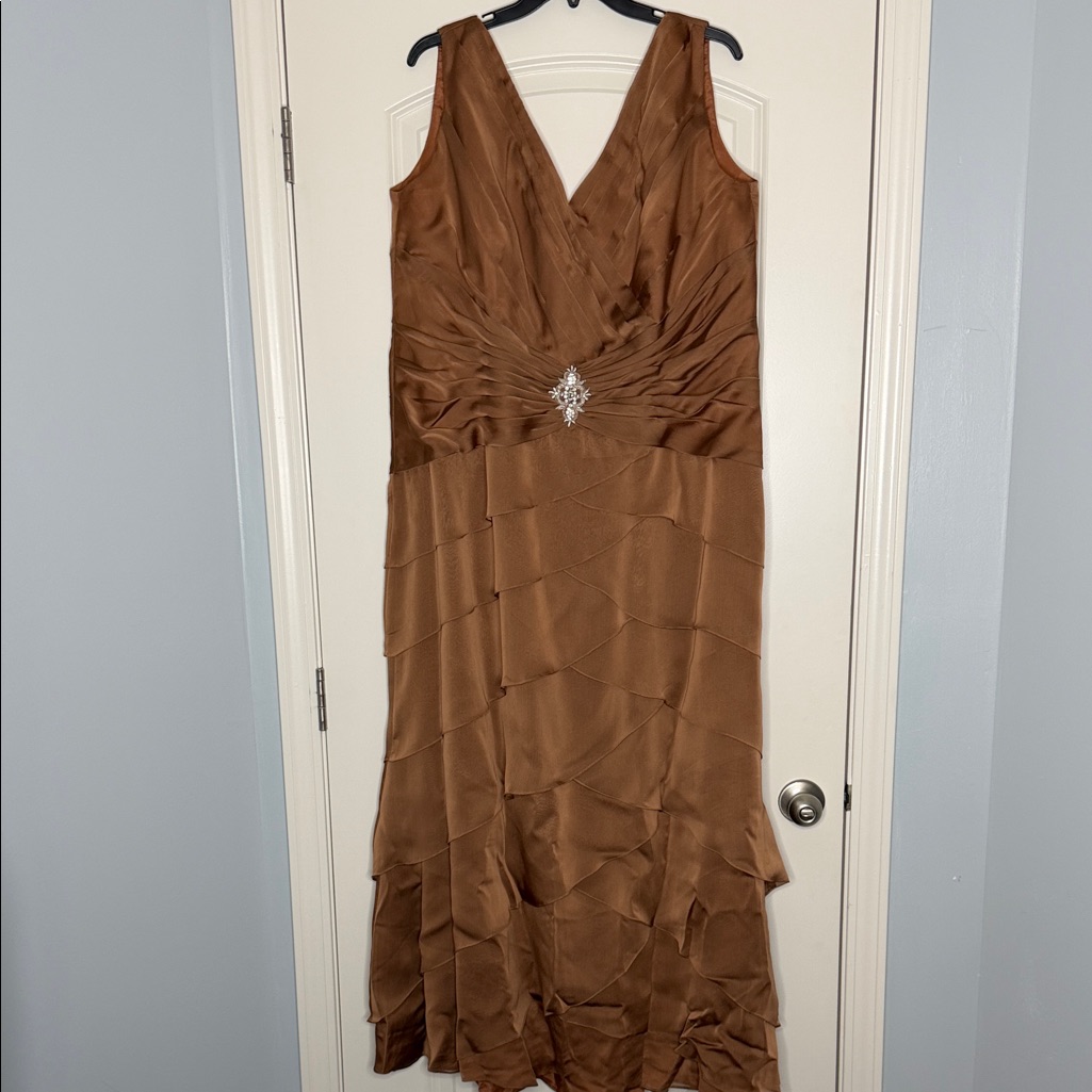 Jade By Jasmine Elegant Bronze Sleeveless Dress Size 20